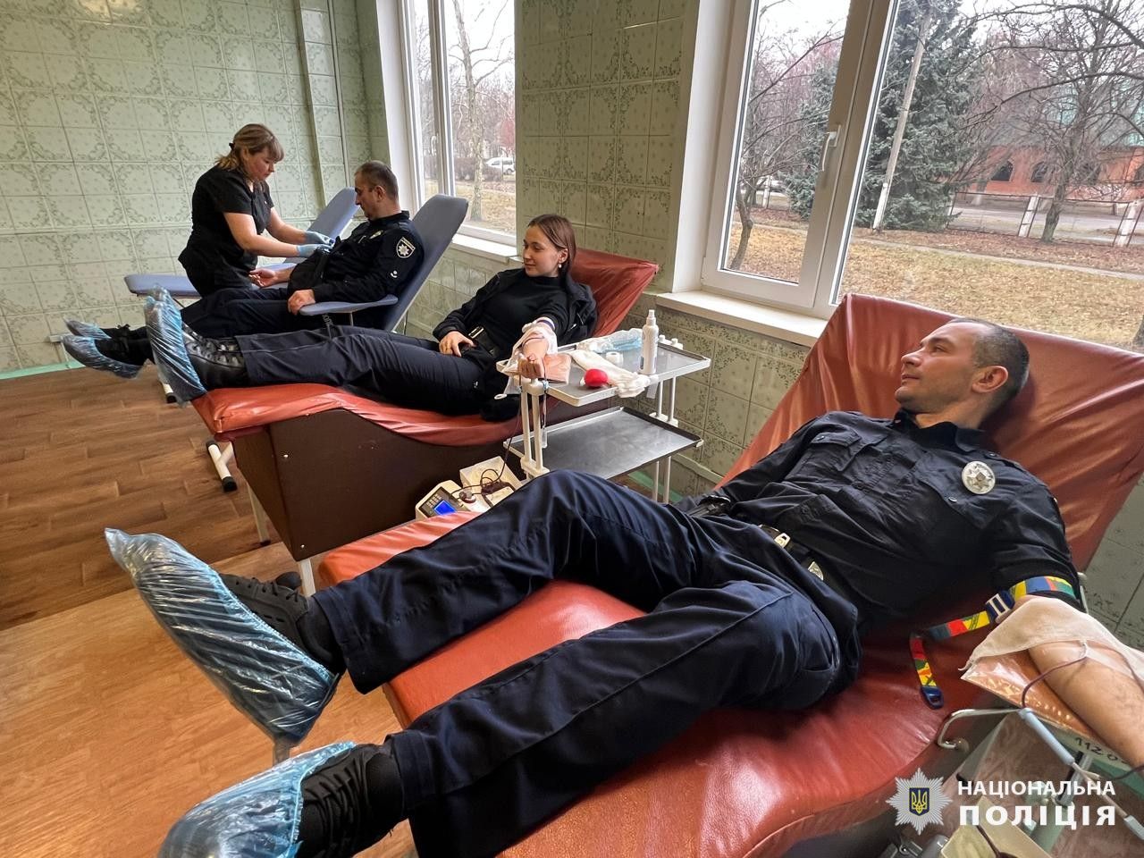 Фото: фейсбук / Поліція Харківської області Поліцейські Зміївської громади доєдналися до здачі донорської крові на порталі Gromada Group