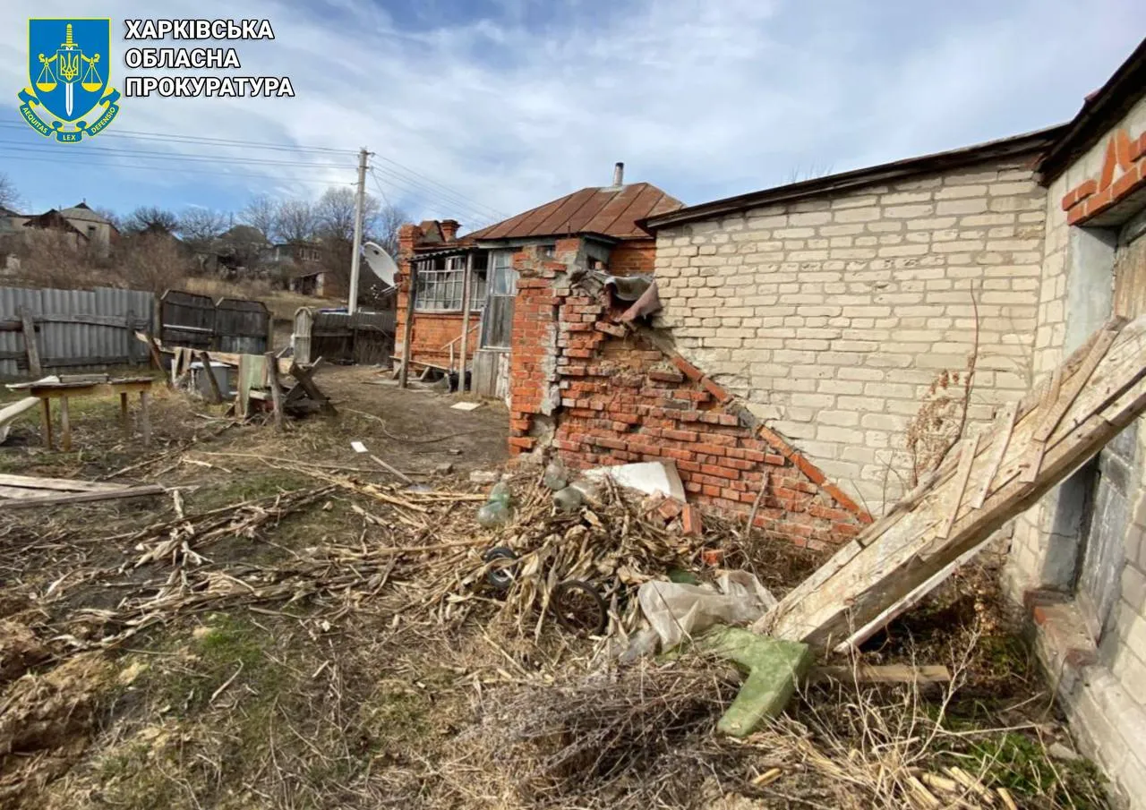 Фото: Харківська обласна прокуратура У Куп'янську врожий дрон влучив у приватний будинок: господар поранений на порталі Gromada Group
