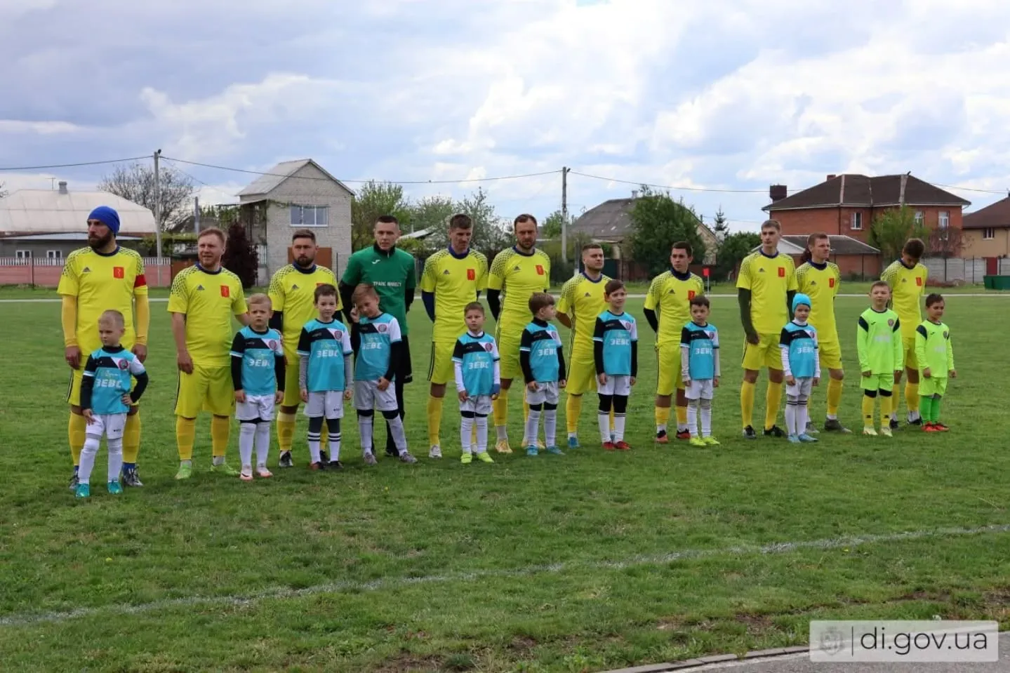 A soccer match between the athletes of Dergachi and Zmiiv took place in Dergachi at the Gromada Group Media