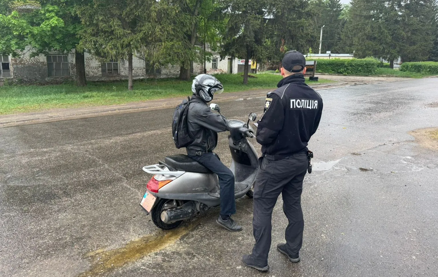 Фото Валківського відділу поліції Поліція Валківщини нагадує правила користування двоколісним транспортом. У межах профілактичних заходів, спрямованих на підвищення безпеки дорожнього руху, поліцейські відділення поліції № 1 Богодухівського РВП ГУНП в Харківській області проводять роз’яснювальну роботу серед мешканців Валківської та Коломацької територіальної громади.