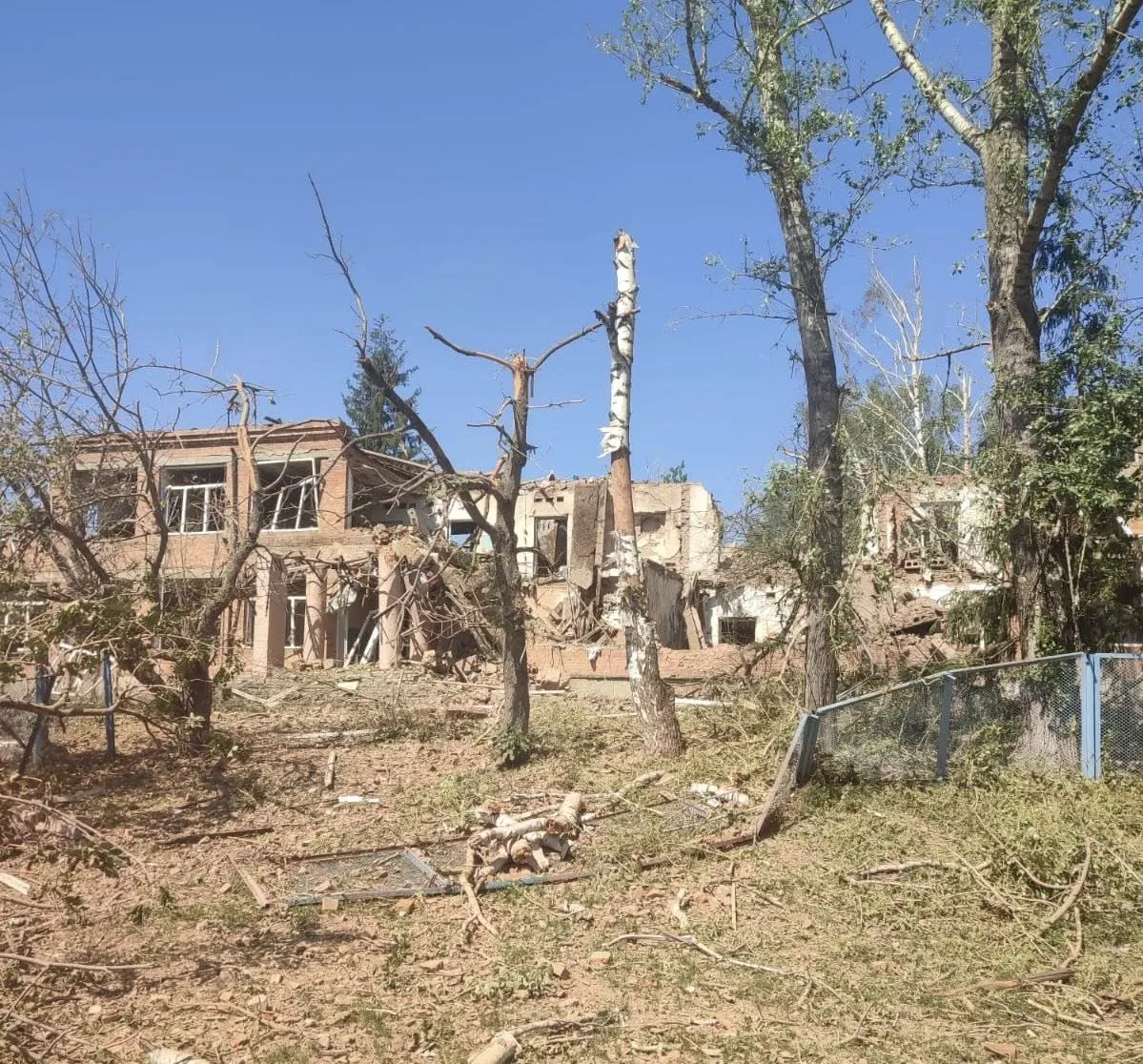 Фото: Андрій Канашевич Двоє осіб постраждали внаслідок ворожого авіаудару по школі у Катеринівці на Великобурлуччині на порталі Gromada Group
