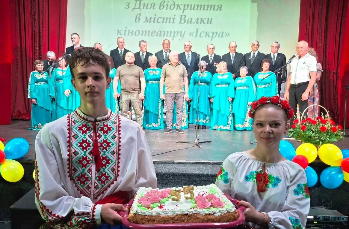 Валківська «Іскра» відзначила 55-річний ювілей 11 червня Валківська громада відзначила особливу дату — 55 років із дня відкриття кінотеатру «Іскра». За понад пів століття ця будівля переросла статус звичайного кінозалу, перетворившись на сучасний Народний дім, де б'ється культурне серце краю. «Іскра» й досі залишається головним простором для творчості, натхнення та людського єднання