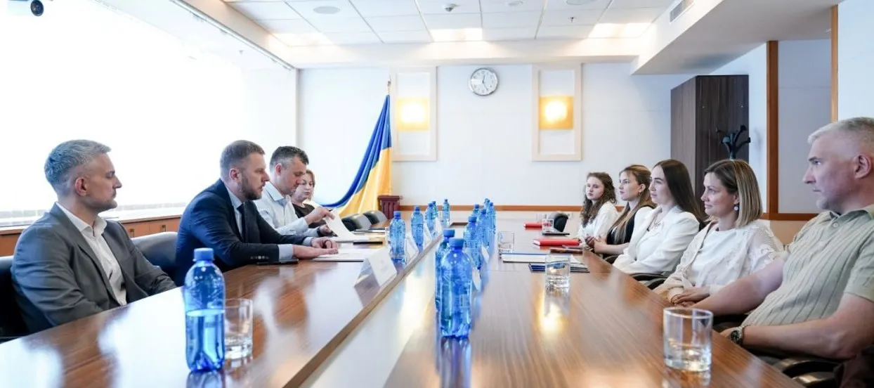 Представники Молодіжної ради при Дергачівській міській раді відвідали Міністерство розвитку громад та територій України, де мали нагоду поспілкуватися з керівництвом відомства про майбутнє молодіжної політики та розвиток громад, які живуть в умовах війни.