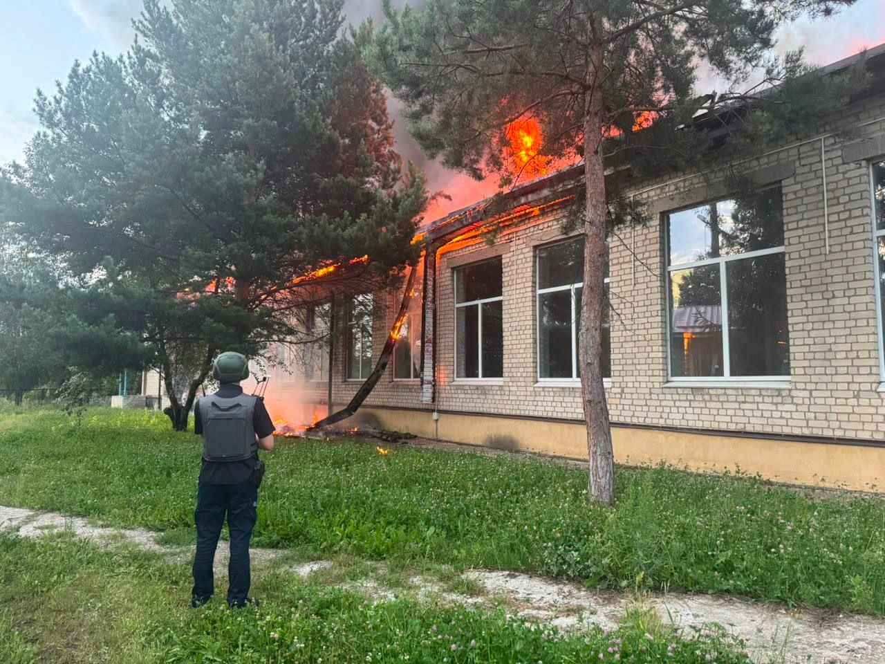 БПЛА вдарив по Золочівському ліцею №1: сталася пожежа - фото 2