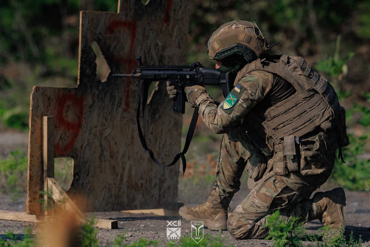 Розвідники тренувань не припиняють: у 92-й бригаді показали, як бійці відточують навички перед бойовими виходами - фото 4