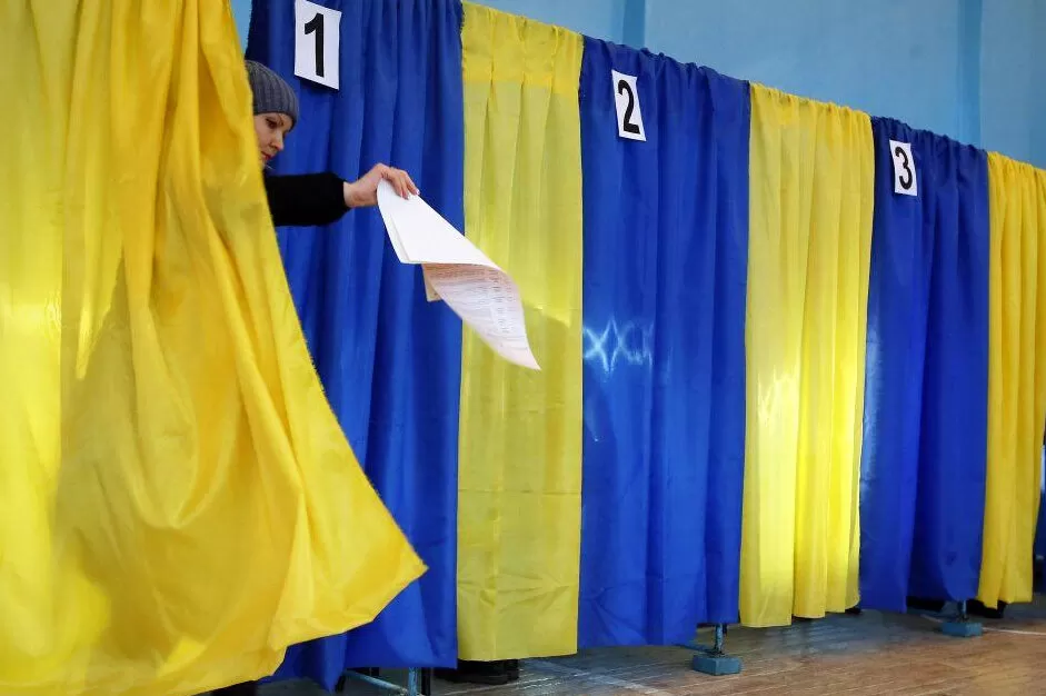 10 жовтня 2020 року, за два тижні до виборів ЦВК врешті видала Постанову № 366, якою роз'яснила порядок заповнення виборчого бюлетеня