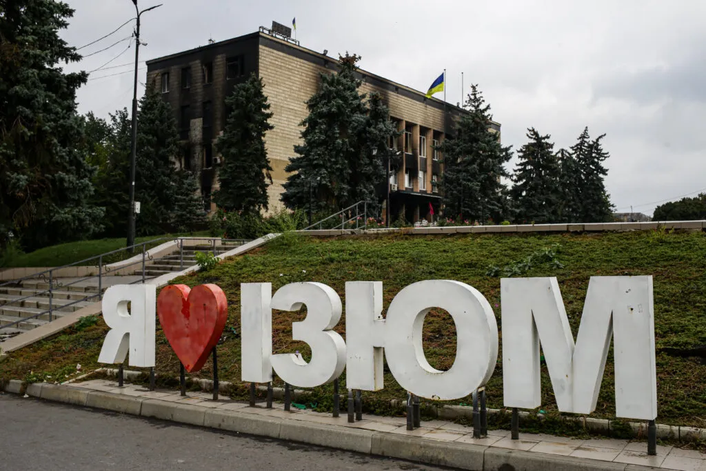 Ізюм атакували російські БпЛА: є поранені серед цивільних на порталі Gromada Group