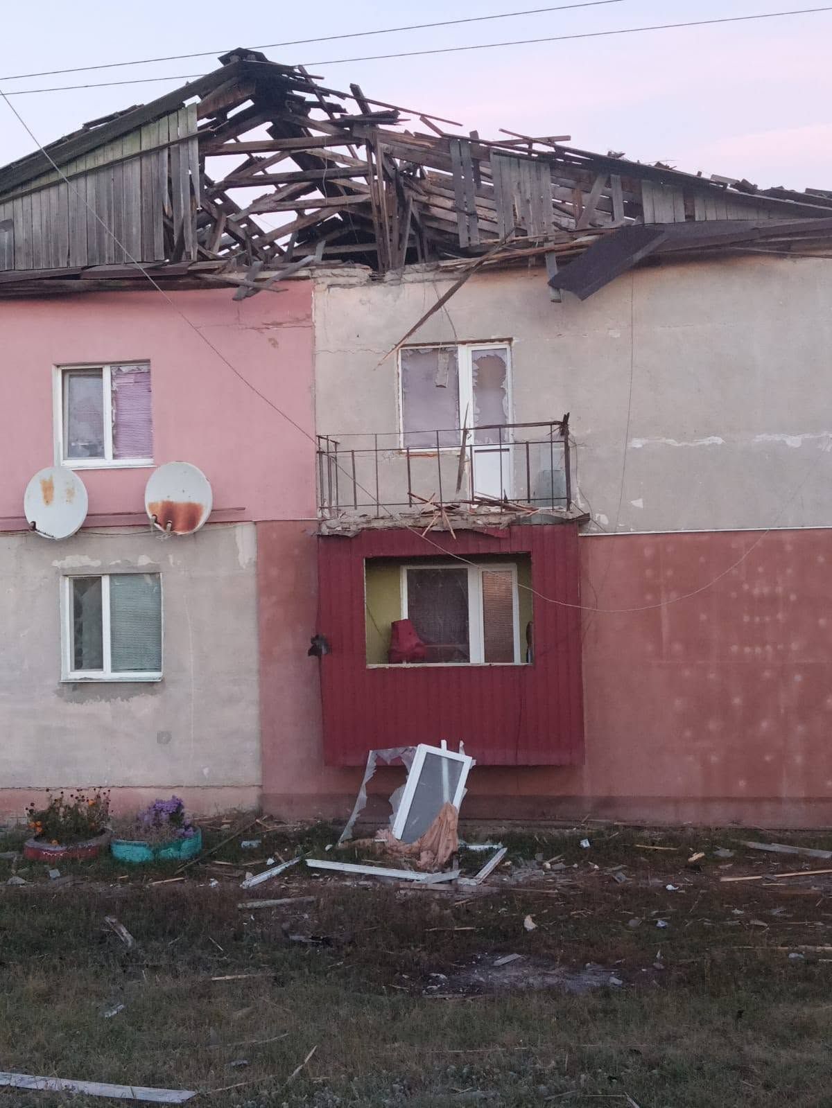 Ворог масовано обстріляв Шевченківську громаду: під ударами КАБів та дронів опинилися житлові будинки - фото 1