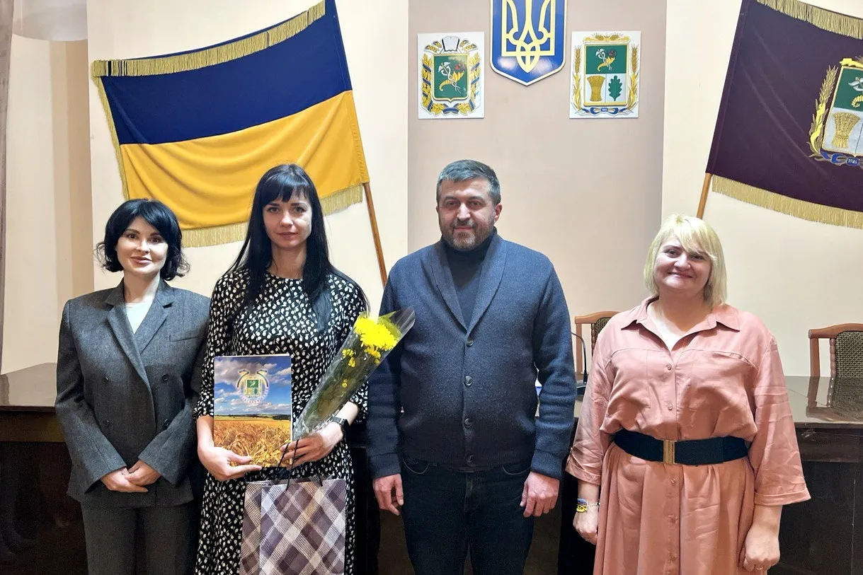 Фото: фейсбук / Чугуївська РВА Зміївчани отримали відзнаки районного рівня до Дня місцевого самоврядування на порталі Gromada Group