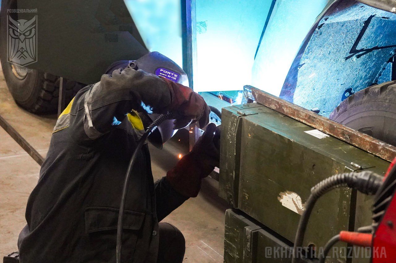 Автомеханік на війні — незамінна людина: як працюють бійці роти матеріально-технічного забезпечення розвідбату показали у «Хартії» на порталі Gromada Group