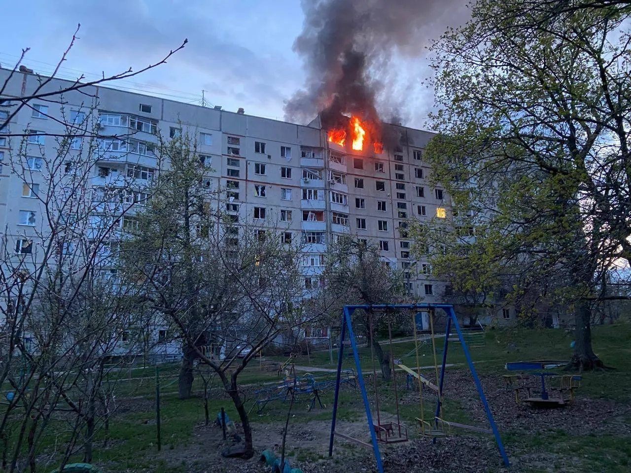 Фото: ДСНС Харківщини Ворог знову завдав ударів по житловій забудові Куп'янська: є загиблі і поранені на порталі Gromada Group
