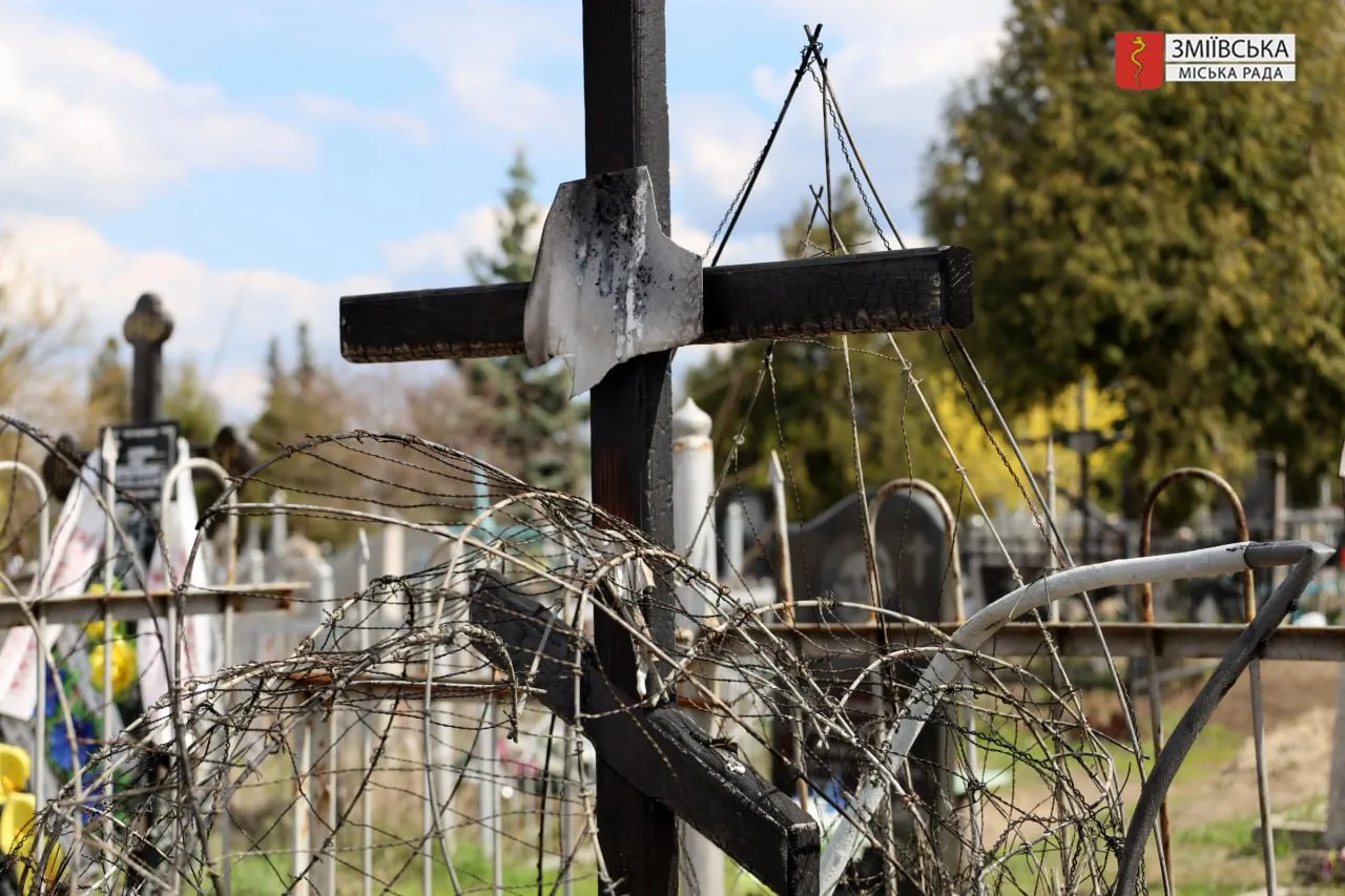 Фото: Зміївська міська рада Поліція встановлює обставини пожежі на могилі Захисника у Змієві на порталі Gromada Group