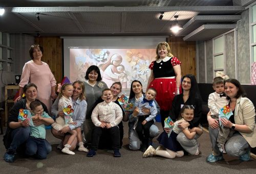 Мама-Киця і кошенята вітали матусь зі святом на порталі Gromada Group
