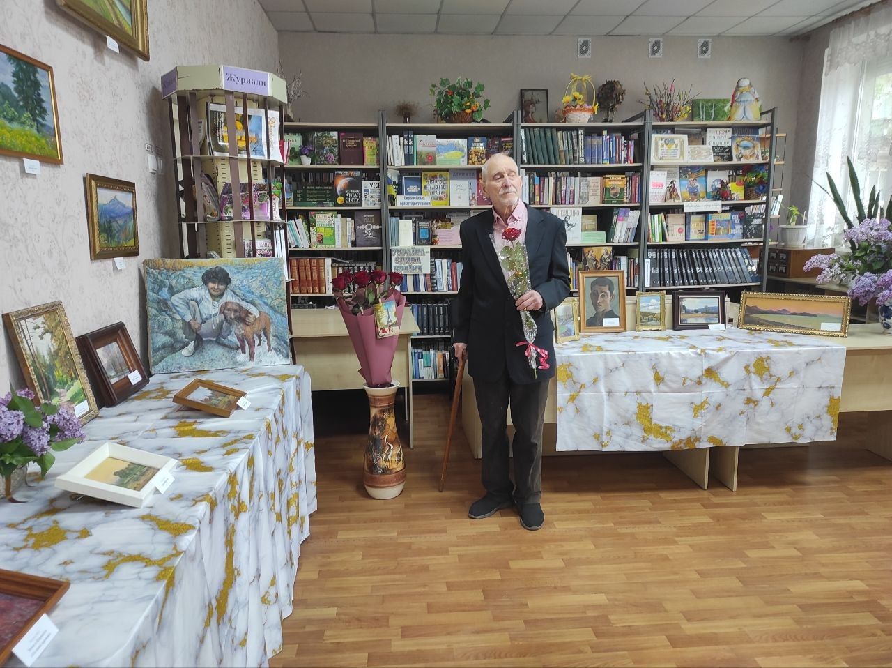 Фото: фейсбук / Зміївська публічна бібліотека У Змієві відкрилася виставка робіт художника Миколи Зозулі на порталі Gromada Group