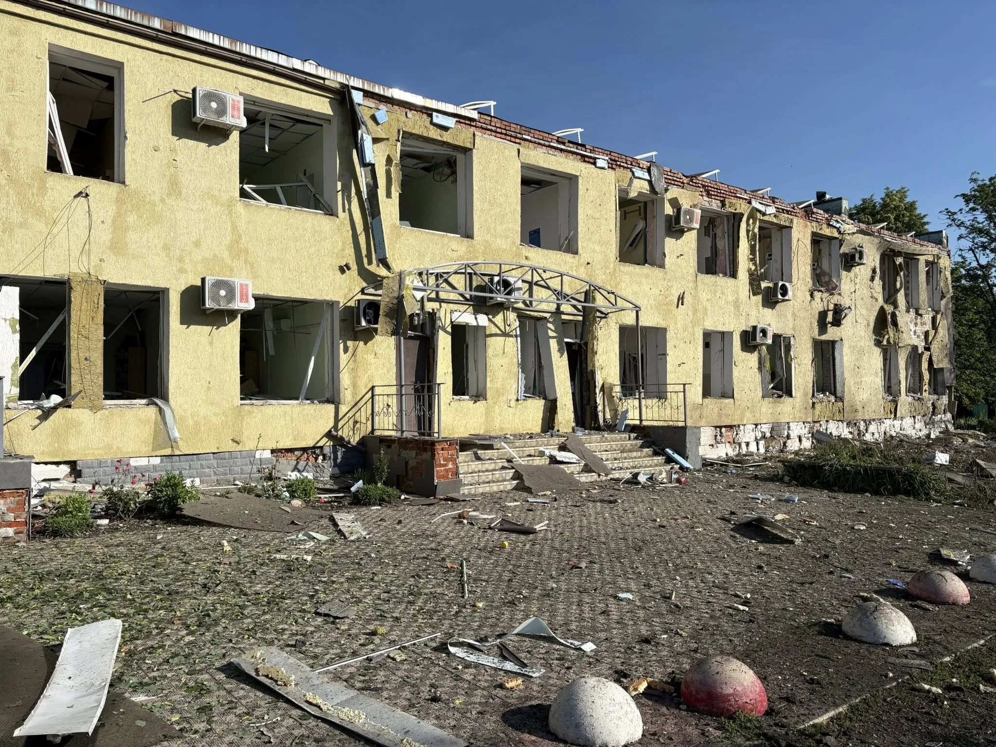 Фото: Андрій Канашевич Ворог вдарив трьома авіабомбами по лікарні у селищі Шевченкове на Куп'янщині на порталі Gromada Group