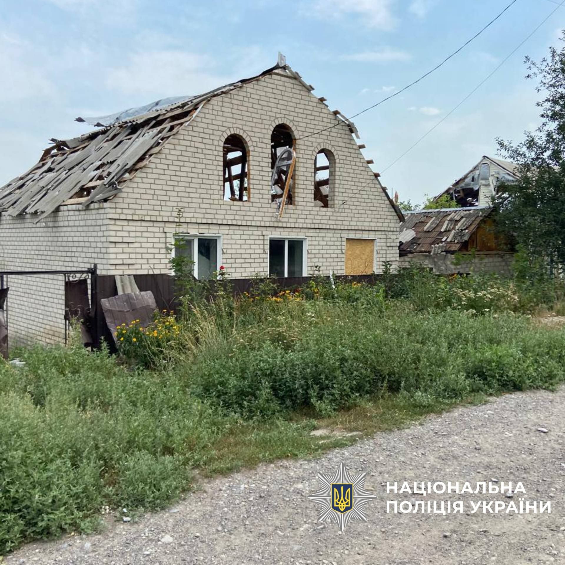 Фото ілюстративне / Національна поліція України Окупанти вдарили по цивільному скидом з FPV: пораненого у Слобожанському чоловіка доставили до лікарні на порталі Gromada Group