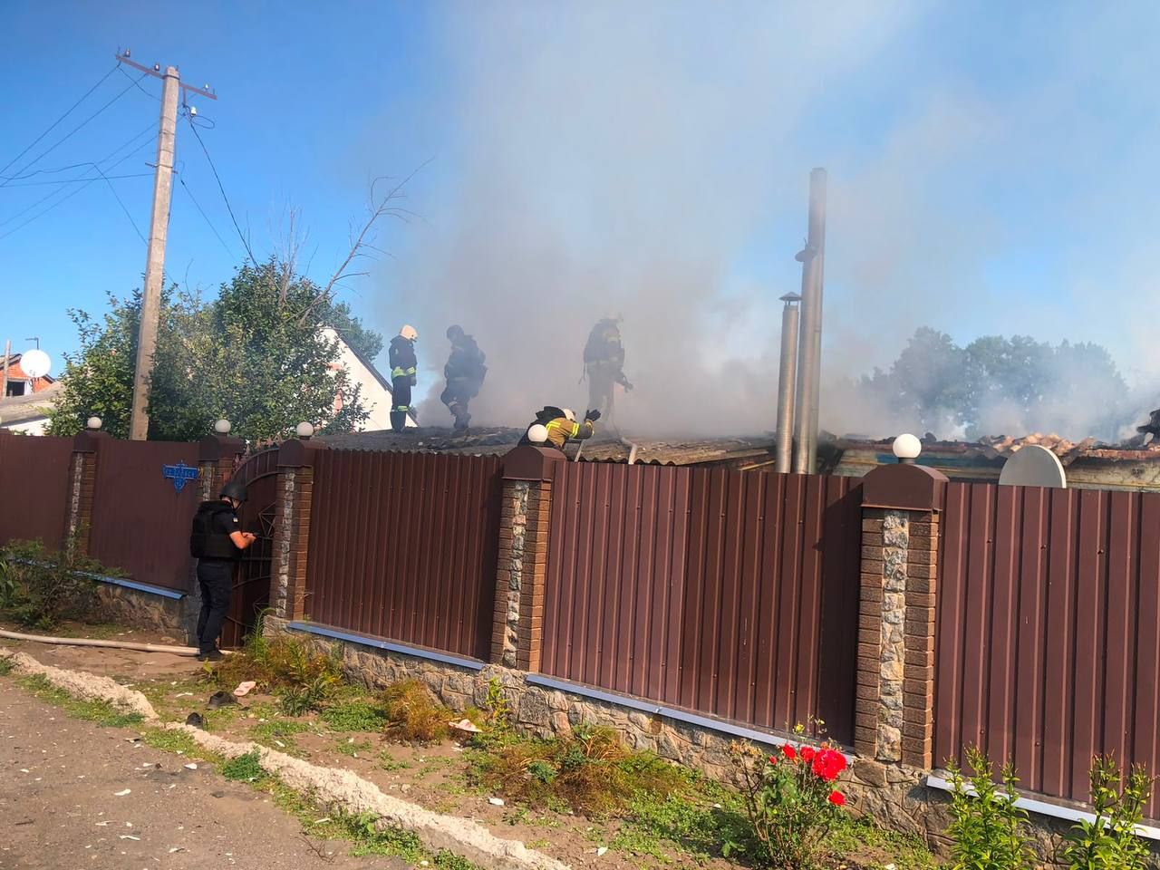 БПЛА атакував прикордонне селище на Харківщині: знищено будинок - фото 1