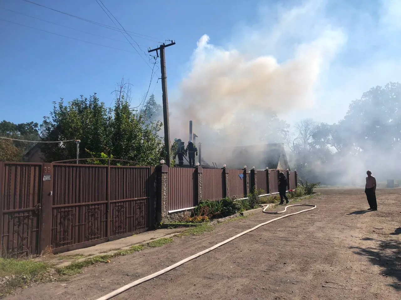 Наслідки російського удару по Золочеву 13 серпня. Фото: Віктор Коваленко. БПЛА атакував прикордонне селище на Харківщині: знищено будинок на порталі Gromada Group