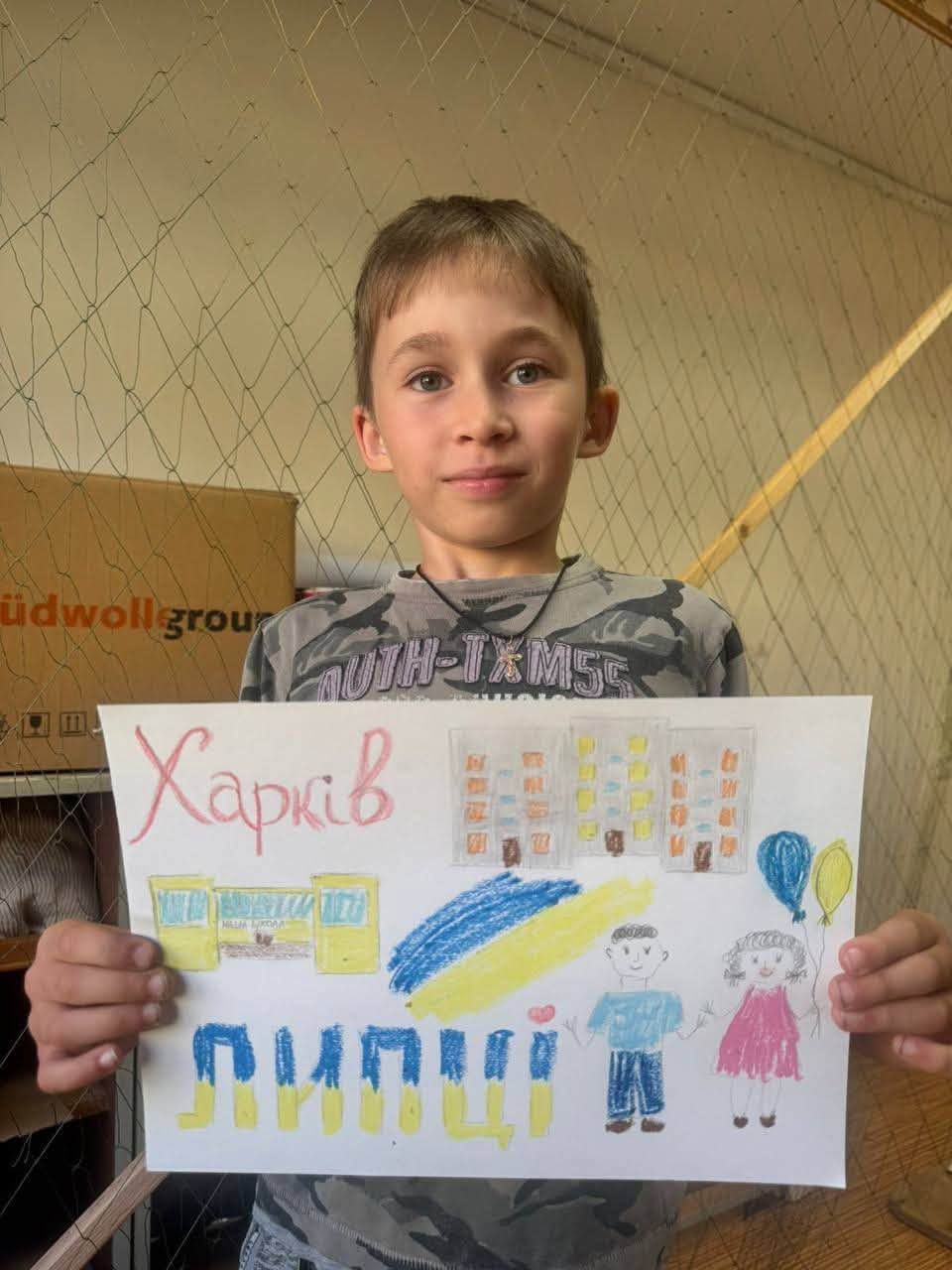 Накриватимуть бойову техніку: другокласник Слобожанського ліцею Липецької громади плете маскувальні сітки для наших військових - фото 1