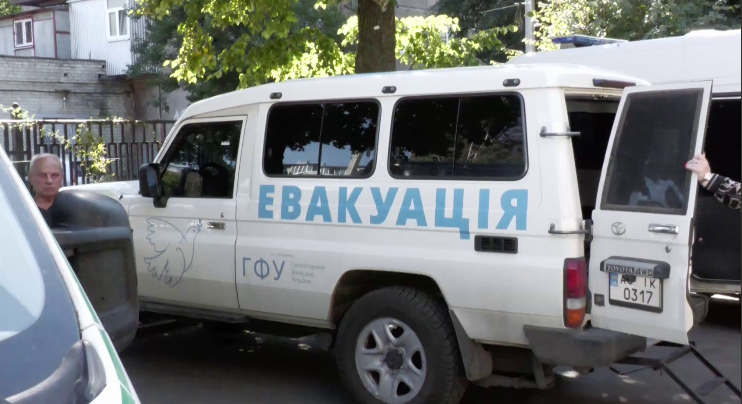 Де живуть евакуйовані, поки шукають житло. З транзитного центру у Харкові (ВІДЕО) - фото 1