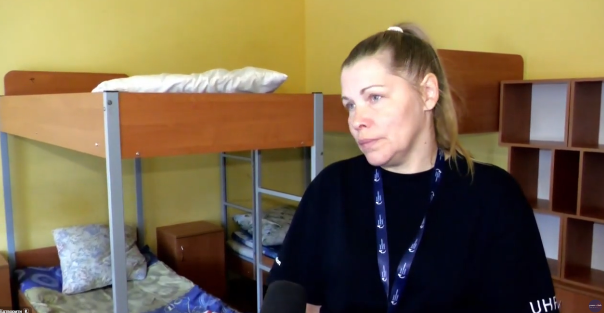 Де живуть евакуйовані, поки шукають житло. З транзитного центру у Харкові (ВІДЕО) - фото 3