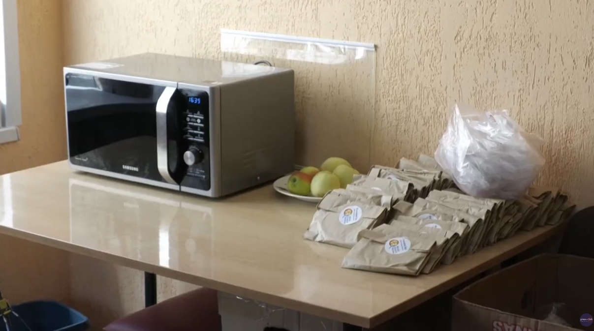 Де живуть евакуйовані, поки шукають житло. З транзитного центру у Харкові (ВІДЕО) - фото 5