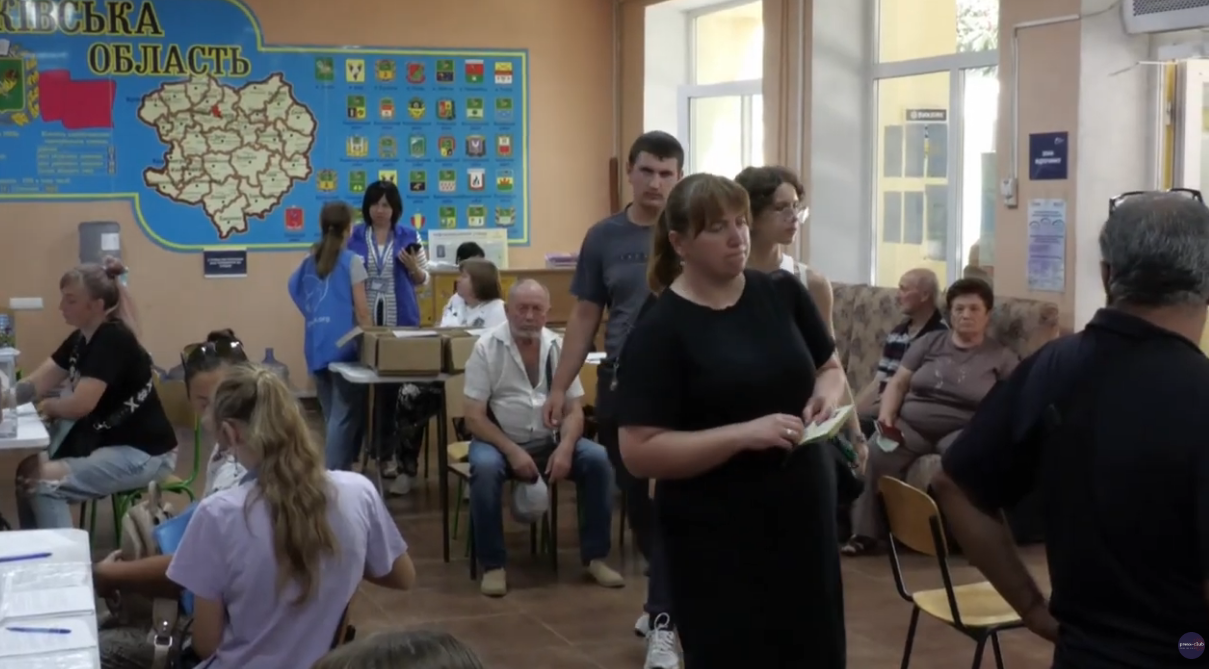Де живуть евакуйовані, поки шукають житло. З транзитного центру у Харкові (ВІДЕО) - фото 2