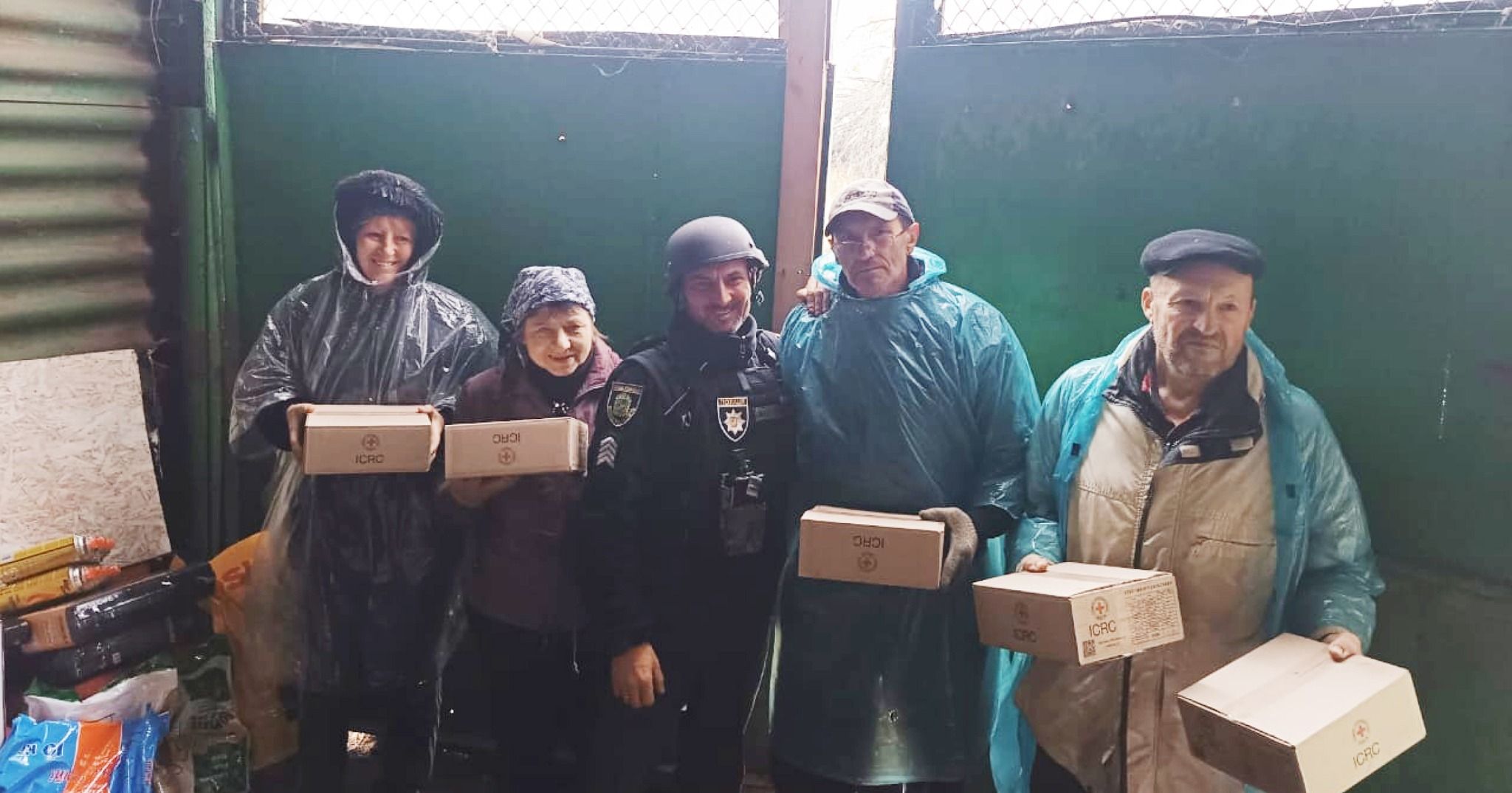 Мешканцям Липців та Слобожанського передали хліб, набори побутової хімії та газову піч на порталі Gromada Group
