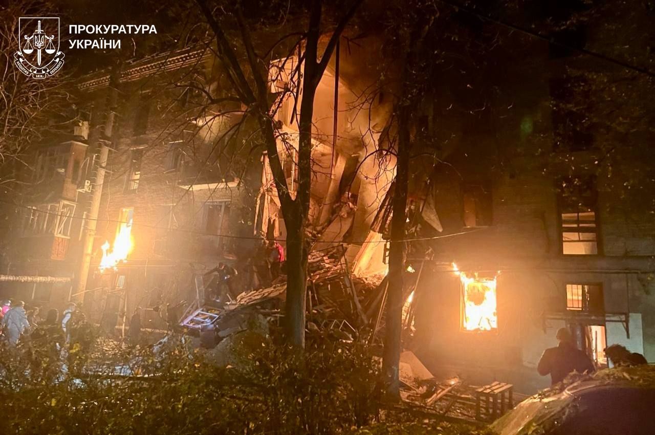 Російський ракетний удар по Харкову: з-під завалів чотириповерхівки дістали тіла трьох людей, ще щонайменше 15 постраждали - фото 2