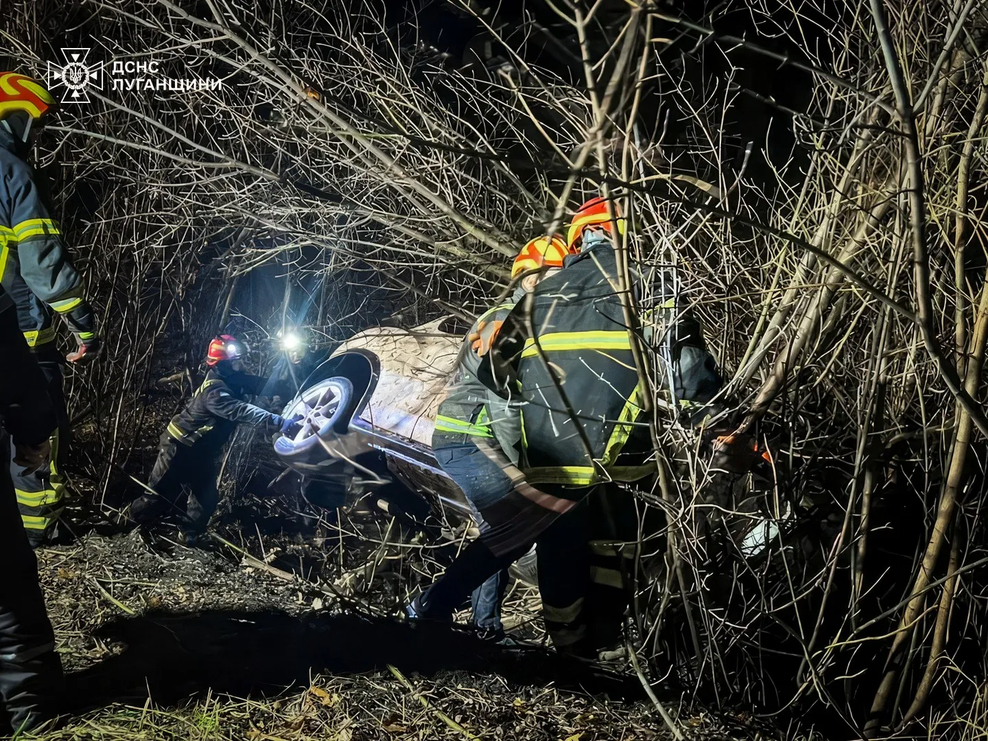 Фото: фейсбук / ГУ ДСНС України у Луганській області Автомобіль злетів з дороги в кювет: у Змієві сталася ДТП на порталі Gromada Group