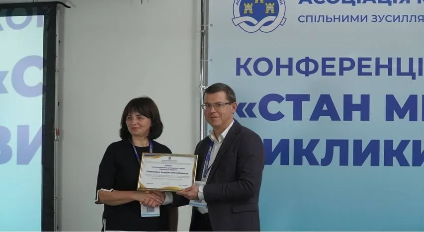 Фото Солоницівської селищної ради У Києві відбулася Конференція «Стан місцевого самоврядування: виклики та перспективи», організована Асоціацією міст України за участі понад 350 представників місцевого самоврядування, державної влади та міжнародних інституцій. У ній взяла участь секретар Солоницівської селищної ради Наталія Колісник.