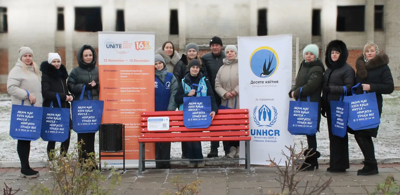 Фото Валківської міської ради У Валках зʼявилася «Червона лавка» з контактами допомоги у випадку чи при загрозі гендерно зумовленого насильства.