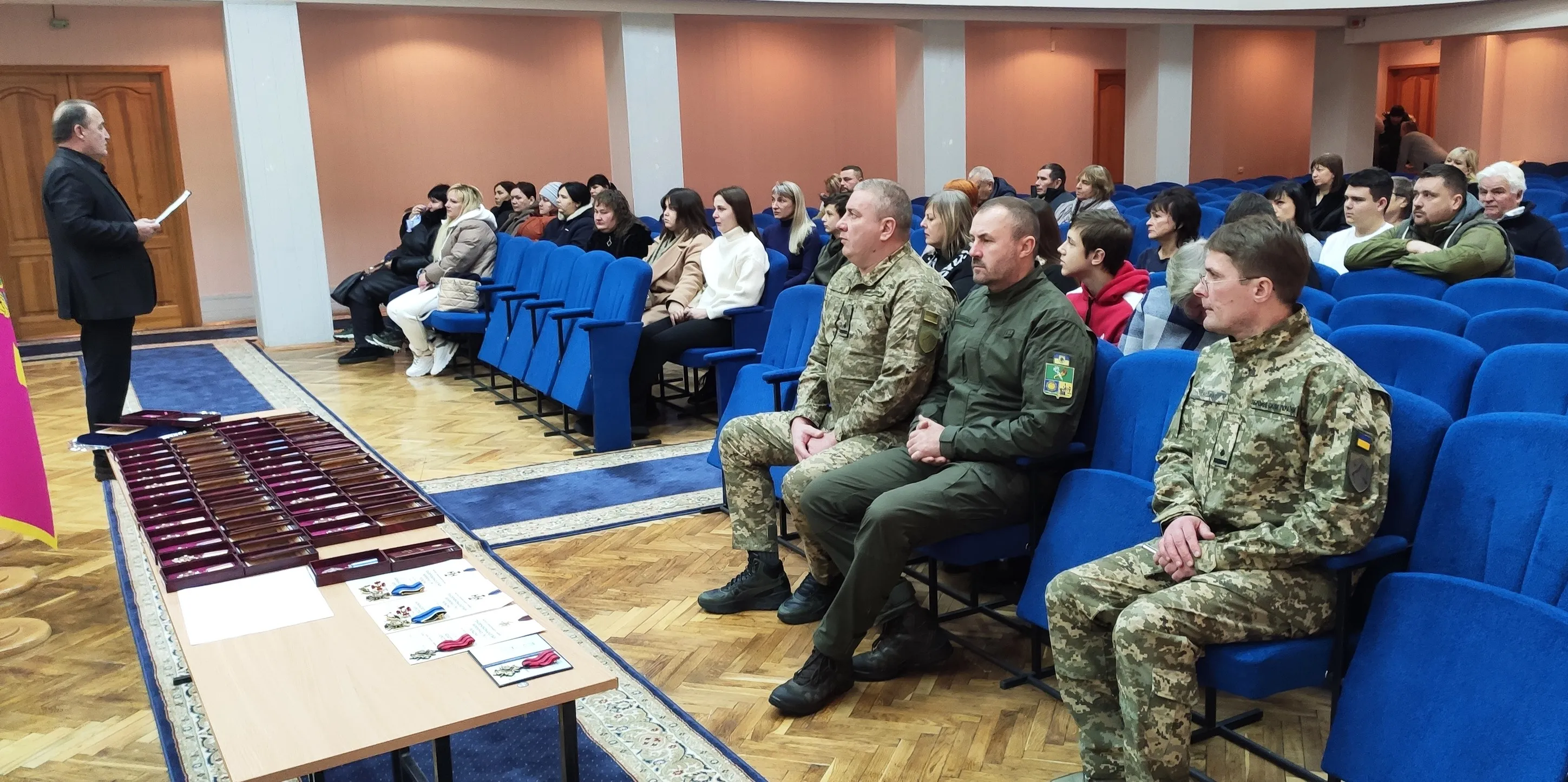 Світлини: Харківська районна державна адміністрація Родинам загиблих захисників з Нововодолажчини вручили їхні посмертні нагороди на порталі Gromada Group