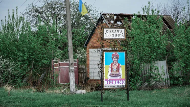 Близько 8:00 чергового удару завдали російські окупанти по Козачій Лопані. Під час обстрілу вбито 52-річного місцевого мешканця, який вийшов з будинку у двір погодувати свого собаку.