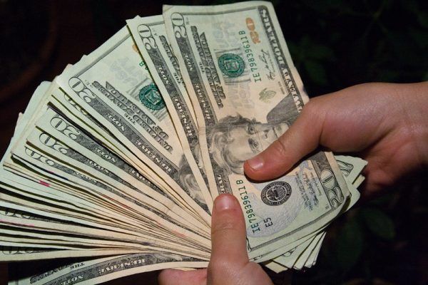 Долар на піку: що чекає на курс і чому українці скуповують валюту на порталі Gromada Group