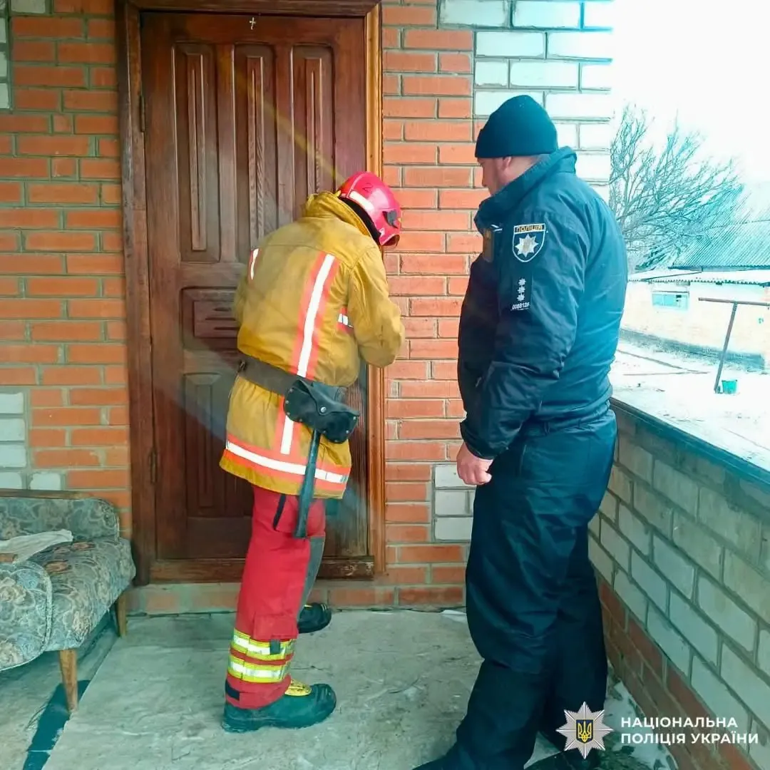 Фото: Національна поліція України Поліцейські Ізюмщини допомогли літній жінці, якій через надзвичайну ситуацію стало зле на порталі Gromada Group