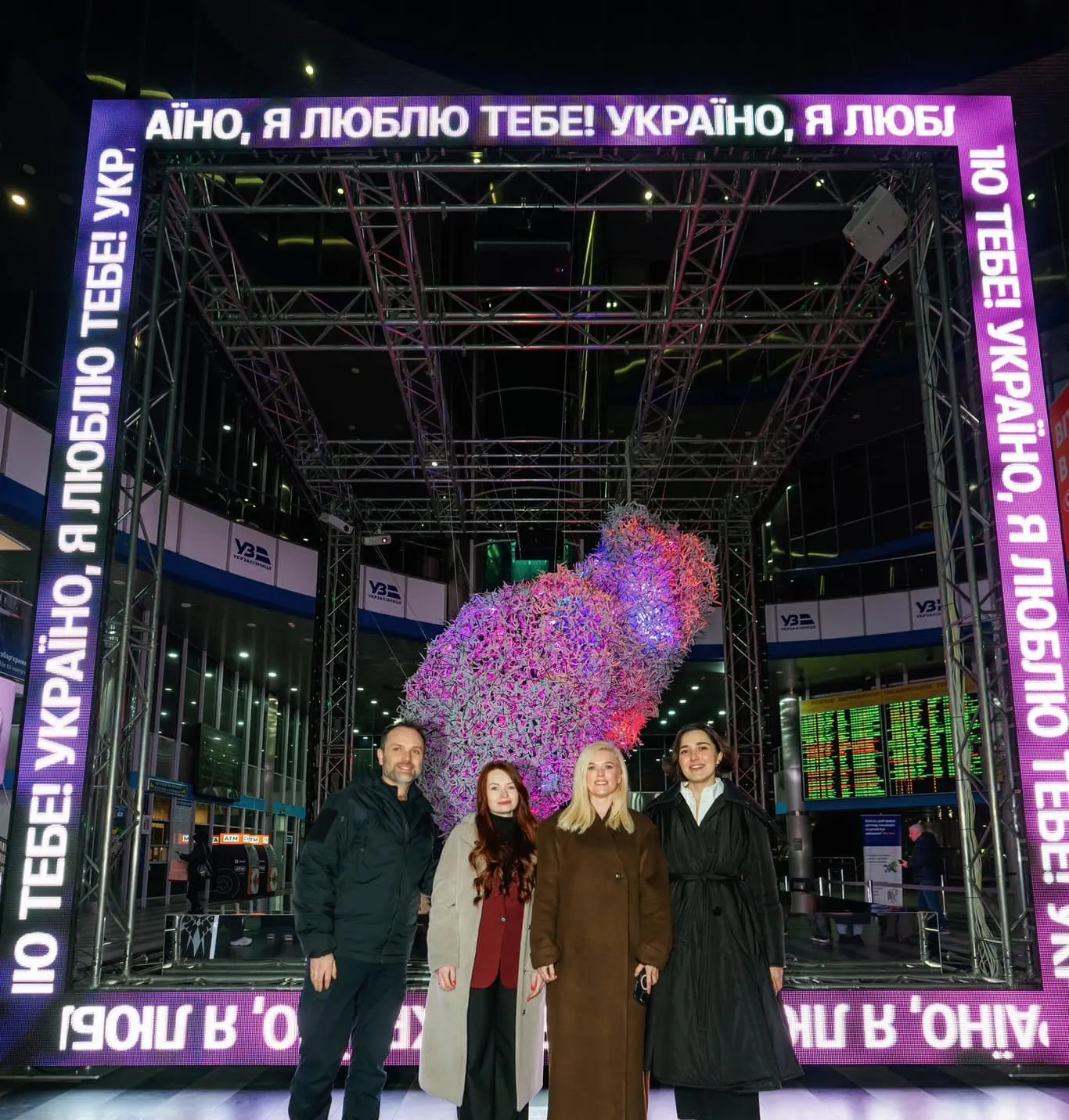 Фото Ukraine WOW Про кохання на на київському залізничному вокзалі (ФОТО) на порталі Gromada Group
