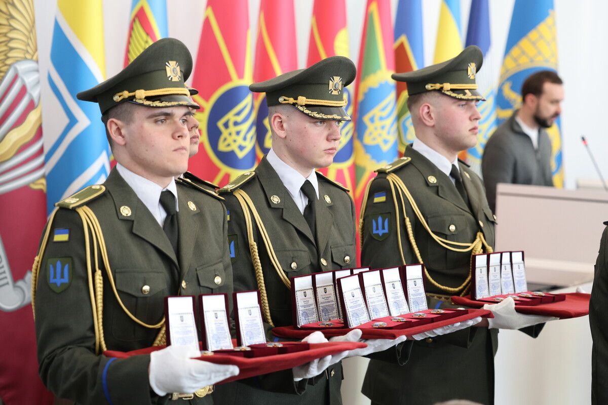 Фото: Львівська міська рада Під Липцями зазнав важких поранень: молодшого сержанта Олега Блюса посмертно нагородили «Почесним знаком святого Юрія» на порталі Gromada Group