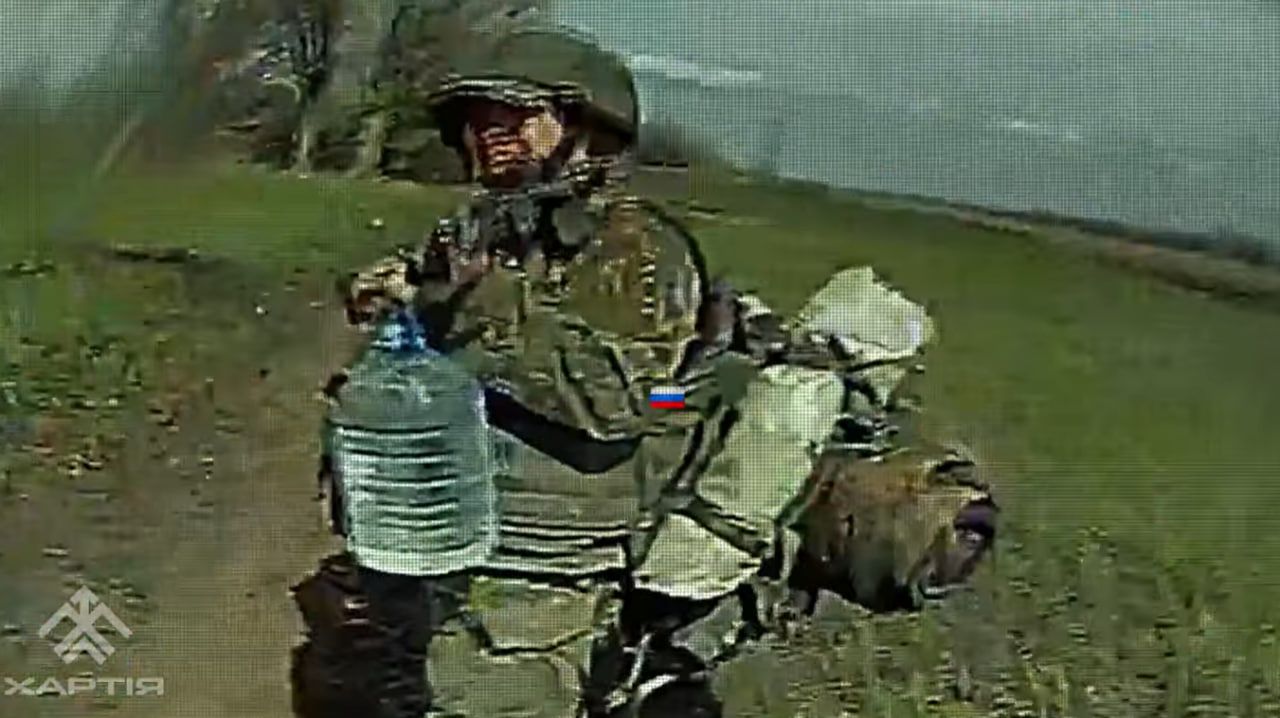 Скриншот з відео «Загасити дрон» бутлем води: на Липецькому відтинку окупанти вигадують «ноу-хау» для порятунку на порталі Gromada Group