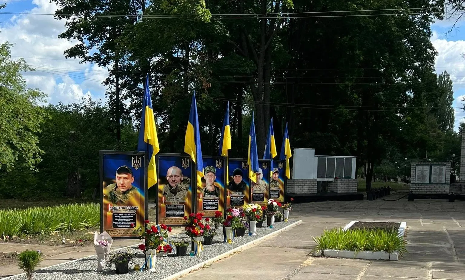 Фрагмент відео У селі Ков’яги відбулася важлива й емоційна подія — урочисте відкриття Алеї Пам’яті, присвяченої загиблим воїнам-землякам. Це місце стало символом вдячності, скорботи та незламної пам’яті про тих, хто віддав своє життя за свободу й незалежність України.