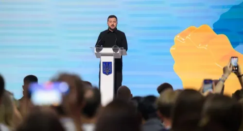 Уряд готує програму дій, де має бути достатня увага збільшенню економічної та соціальної підтримки молоді. Про це Президент України Володимир Зеленський повідомив у День молоді під час зустрічі з учасниками Українського молодіжного форуму.