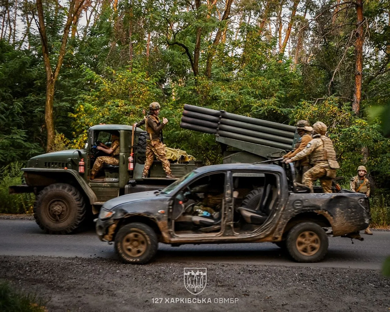 фото: 127 Харківська ОВМБр (тут і далі) Залп із «Града» і миттєве згортання: як розрахунок РСЗВ 127-ї Харківської бригади працює під полюванням ворожих FPV на порталі Gromada Group