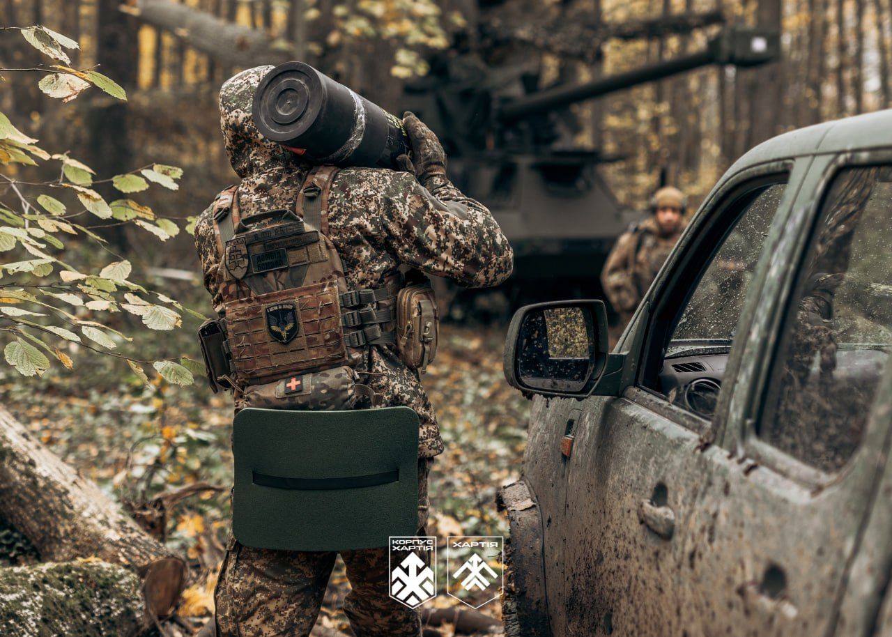 Від розвідки до екіпажу гармати: бригада «Хартія» показала роботу розрахунку САУ Zuzana 2 на бойовому чергуванні - фото 3
