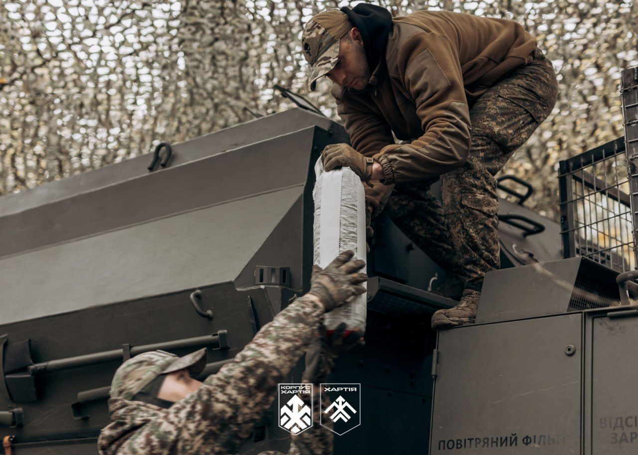 Від розвідки до екіпажу гармати: бригада «Хартія» показала роботу розрахунку САУ Zuzana 2 на бойовому чергуванні - фото 4