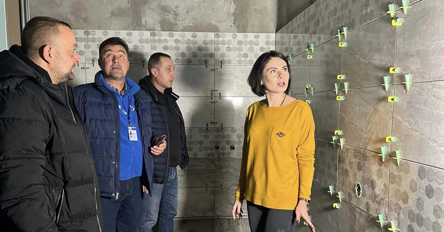 У Зміївській лікарні йде ремонт санвузла під інклюзію для паліативного відділення на порталі Gromada Group