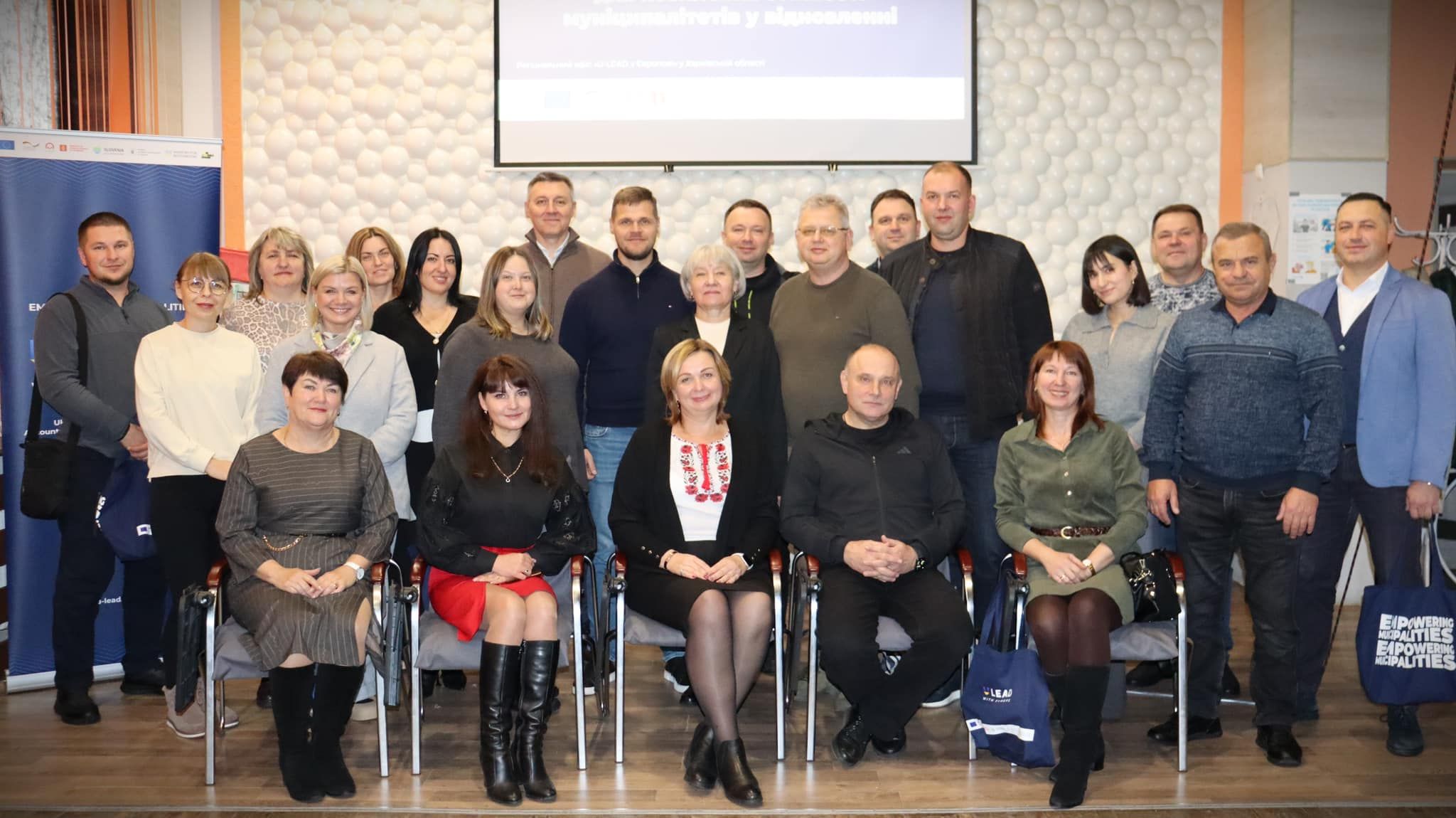 Фото: Донецька селищна рада (facebook) Зустріч представників громад, присвячена залученню міжнародної технічної допомоги U-LEAD, відбулася у Слобожанському на порталі Gromada Group