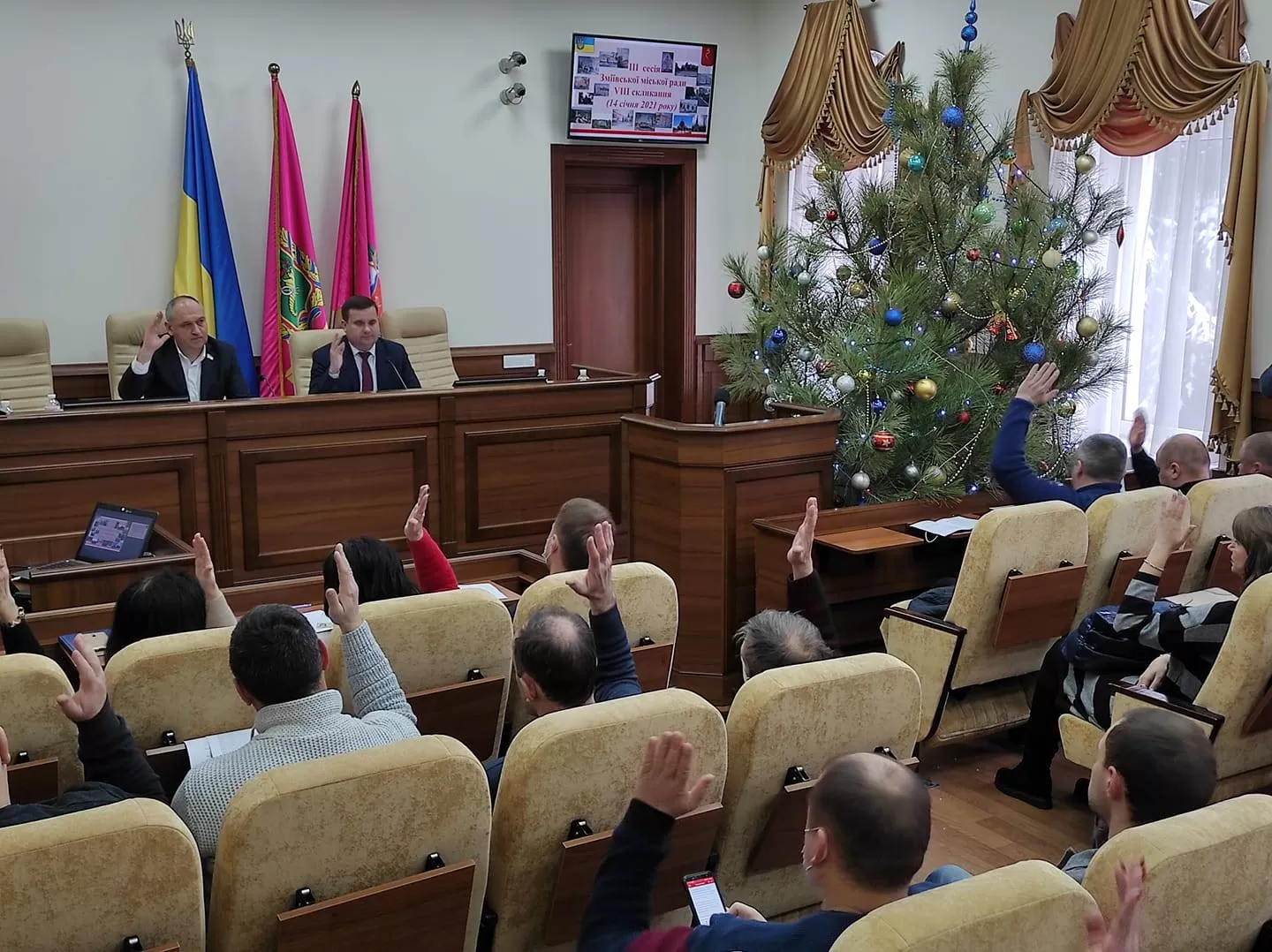 Звернення озвучив Зміївський міський голова Павло Голодніков, його підтримали 30 депутатів