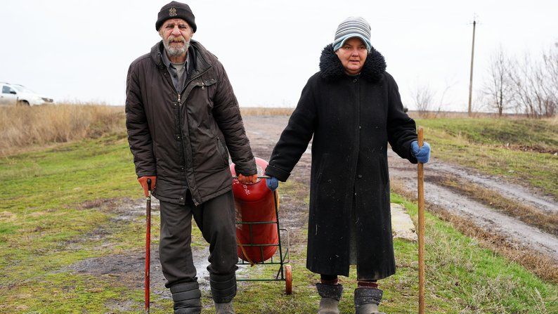 Роздача балонів з газом у Волоховому Яру на Харківщині, січень 2025 року / Фото: Олександр Ставицький, Суспільне Харків Балони зі скрапленим газом продовжують отримувати мешканці Волохового Яру на порталі Gromada Group