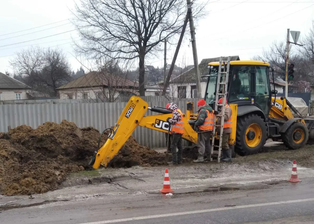Фото: фейсбук / КП «Зміїв-сервіс» Комунальники в Змієві одночасно усували три аварії на водогонах на порталі Gromada Group