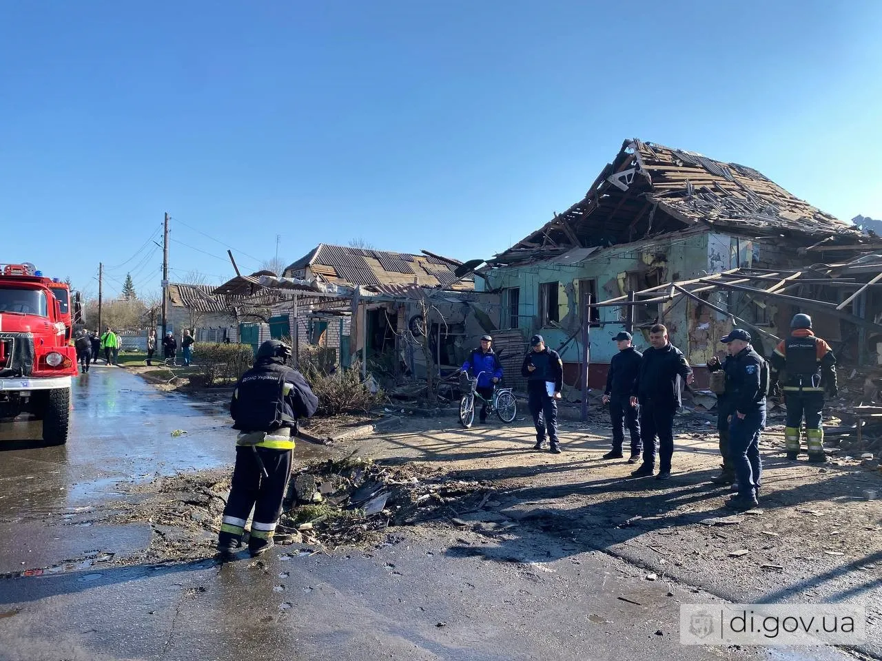 Втретє за останні чотири дні приблизно у той самий час ворог чинить терор проти мешканців селища Слатине. Цього разу росіяни застосували 4 керовані авіаційні бомби, дві з яких влучили по щільній житловій забудові.